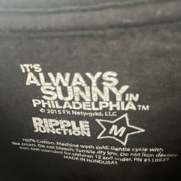 Always Sunny in Philadelphia Paddy’s Pub Graphic Tee- Men’s size Medium - Picture 3 of 3